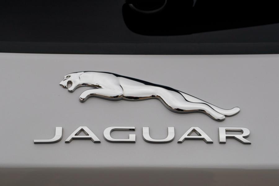 Логотип Jaguar E-Pace P300 AWD R-Dynamic 2017 года  (WW) (фото 26 из 40)